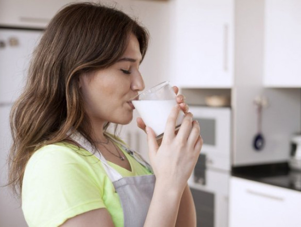 Beber leche ayuda a prevenir problemas relacionados con los huesos.