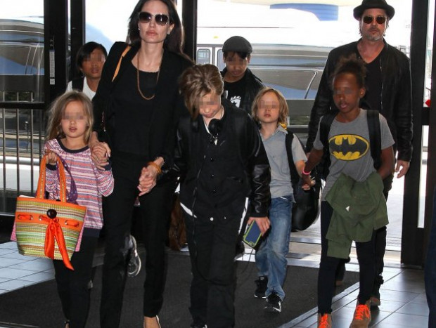 Brad Pitt y Angelina Jolie con sus seis hijos.