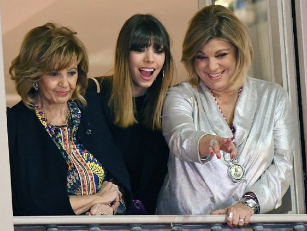 Terelu, Alejandra Rubio y María Teresa Campos contemplando la Semana Santa malagueña.