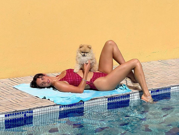 maria pedraza perro piscina