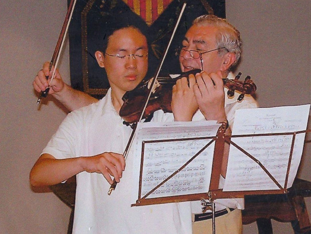 violinista aprendiendo a tocar el violin