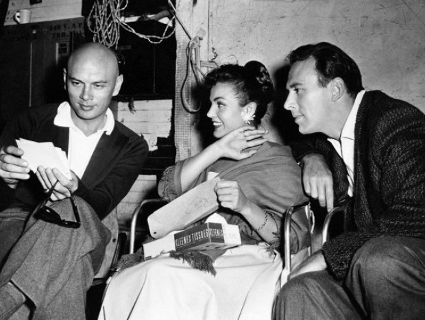 La artista, durante su periplo internacional, junto a Yul Brynner.