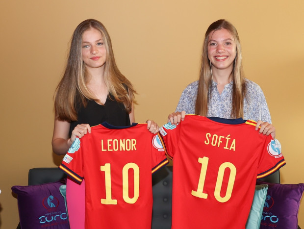 La Princesa Leonor y la Infanta Sofía en su encuentro con la selección femenina de fútbol