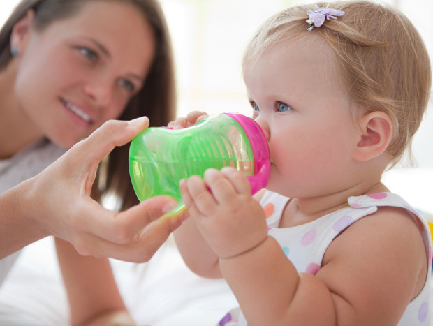 bebe tomando agua con su madre