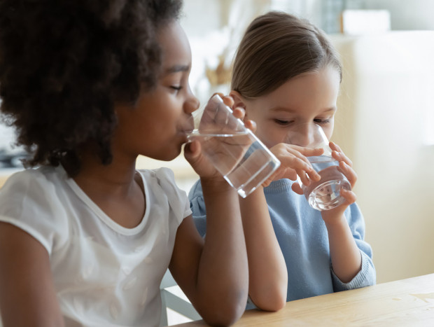 niñas bebiendo agua.