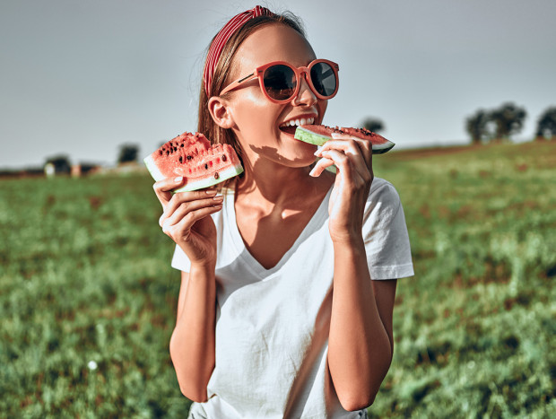 chica comiendo sandía