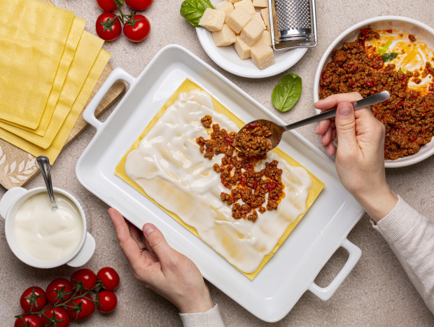 Coloca con cuidado la bechamel y el relleno para que no se desmonte tu lasaña.