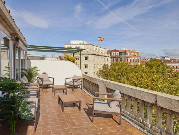 La extensa terraza, además de buenas vistas, también cuenta con hamacas para disfrutar del aire libre.