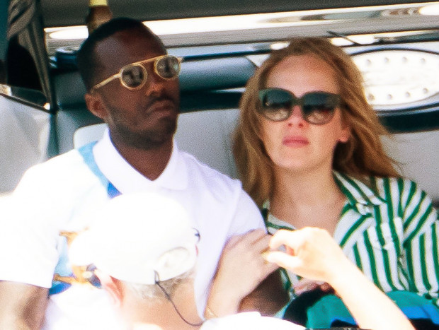 adele con su novio en el mar