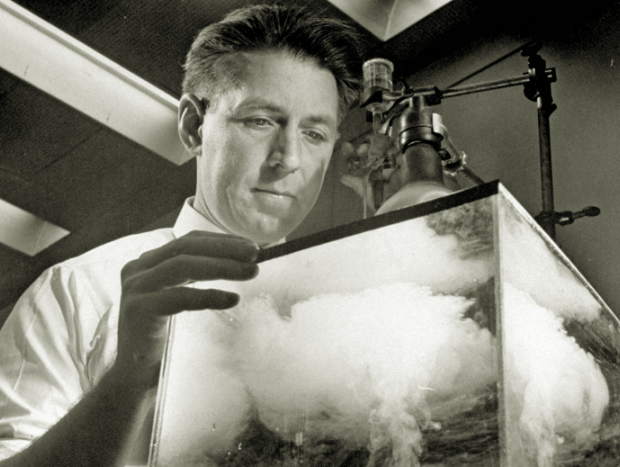 El químico y meteorólogo estadounidense Vincent Joseph Schaefer fue el primero que experimentó con la siembra de nubes en 1946.