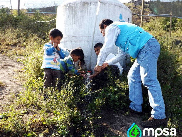Las comunidades rurales de puntos tan diversos como Chile, Perú, Marruecos o Sudáfrica llevan años usando redes verticales de plástico para recolectar la neblina y recuperar parte del agua presente en la atmósfera