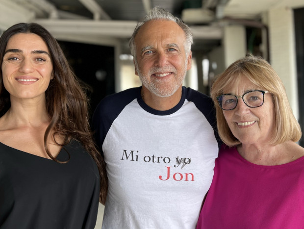 Sobre estas líneas , el director, con Olivia Molina y Carmen Maura, dos de las actrices del proyecto