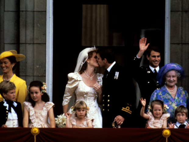 Les recomendaron que fueran discretos y Fergie y Andrés desafiaron a todos en el balcón de Buckingham, tras su boda, protagonizando uno de los besos más románticos de la aristocracia.