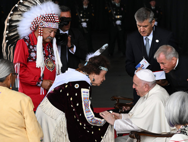 Papa Francisco con indigenas