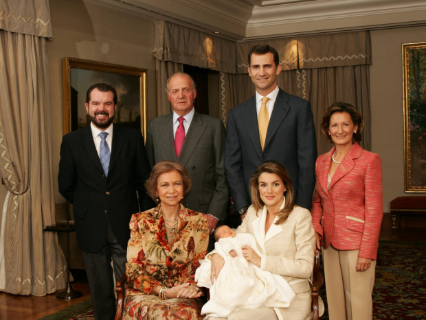 Imagen del posado de la familia real con la infanta Leonor. De izda. a dcha. de pie: Jesús Ortiz (padre de Letizia), rey Juan Carlos I, príncipe Felipe de Borbón, Paloma Rocasolano (madre de Letizia). Sentadas: reina Doña Sofía y Letizia Ortiz, con Leonor en brazos.