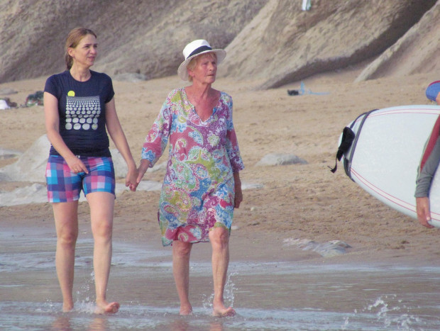 La infanta Cristina y Claire Liebaert en las playas de Bidart, en una imagen de archivo.