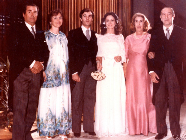 Foto de familia de la boda de Rafi Escobedo con la hija de los marqueses, que ocupan el segundo y el último lugar, de izquierda a derecha.