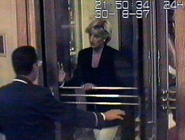 Una de las últimas fotos de la princesa de Diana, en el hotel Ritz de Paris, instantes antes de morir.