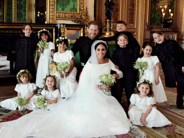 Harry y Meghan con la pequeña y el resto de las damas de honor.