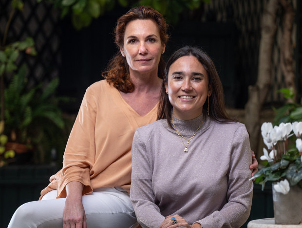 Macarena, la hija de Roberts (izqda.), y la autora, Angie Calero.