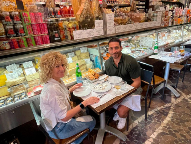 Comiendo con su madre, María Lidón.