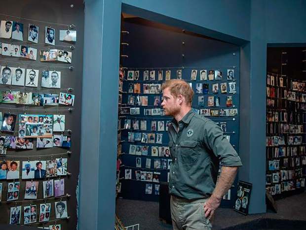 Harry en el Memorial del Genocidio.