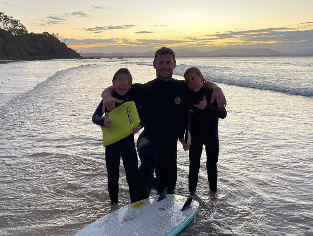 Al igual que su padre, los niños adoran el mar y ya se han iniciado en el surf, práctica que Chris domina.