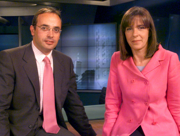 Ana Blanco, en el año 2001, junto a Alfredo Urdaci.