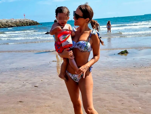 Paula y su hijo, Miki, en la playa de Candás, en Asturias.