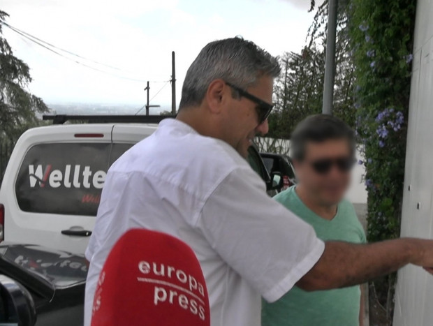 Tonino, hermano de Shakira, entrando en su casa. Foto: EP