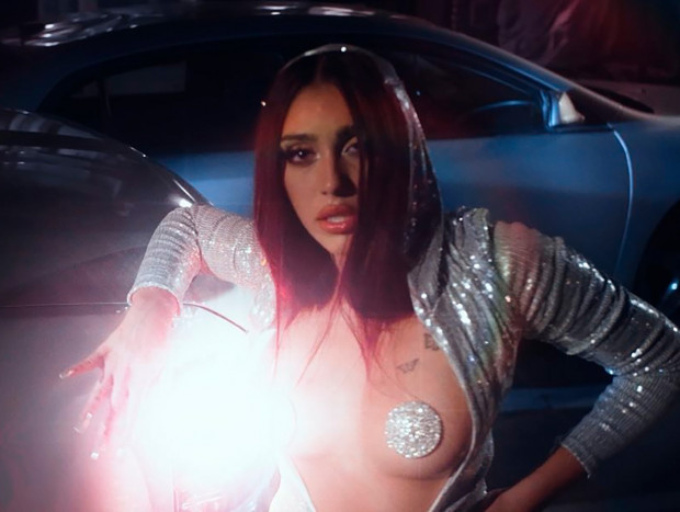 La cantante, en su primer vídeo musical.