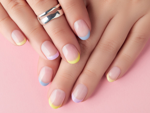 Uñas a todo color: 5 diseños que realzan tu bronceado