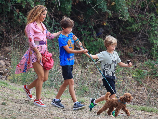 Aunque permanece en
Barcelona, en donde ha sido vista paseando con los niños por el parque de Collserola, Shakira planea mudarse a Miami.