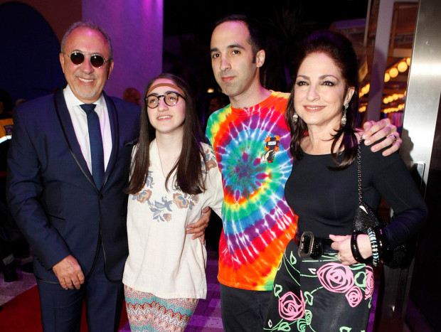 Una madre divina. Felizmente casada con Emilio Estefan, fruto de su unión nacieron dos hijos, Nayib, en el 1980 y Emily, en el 1994.