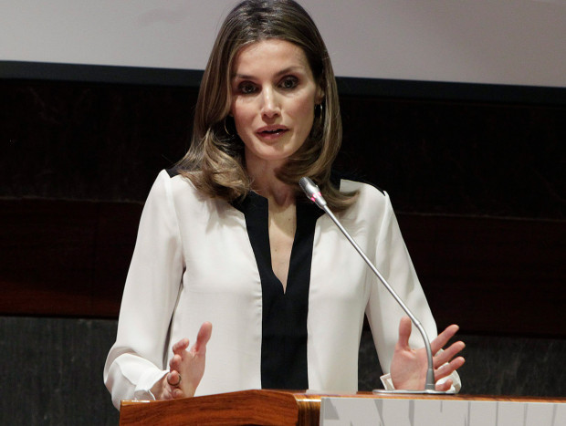 Letizia dando un discurso