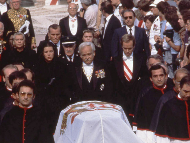 Un afectado Rainiero en el multitudinario entierro de su querida esposa.