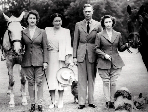 Isabel II con su familia