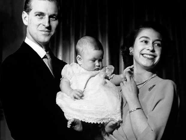 Isabel II con su marido e hijo