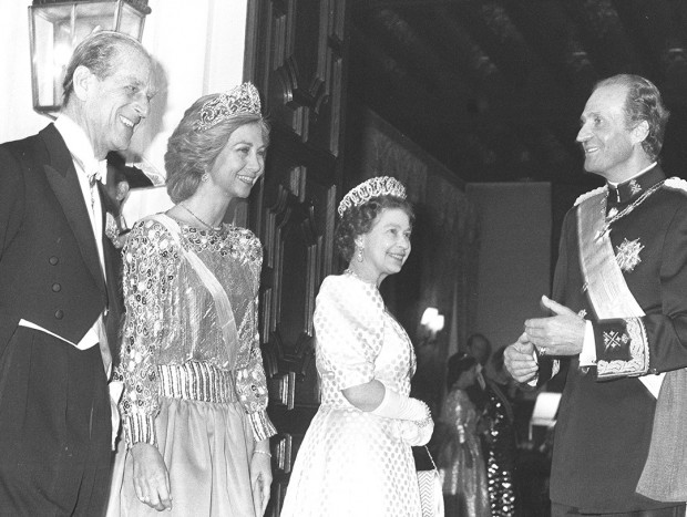Isabel II con los Reyes eméritos de España