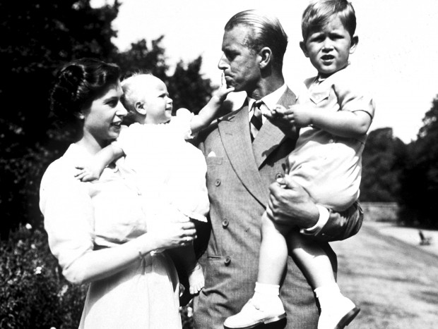 La Reina Isabel II de Inglaterra junto a su marido y sus hijos la princesa Ana y el principe Carlos.