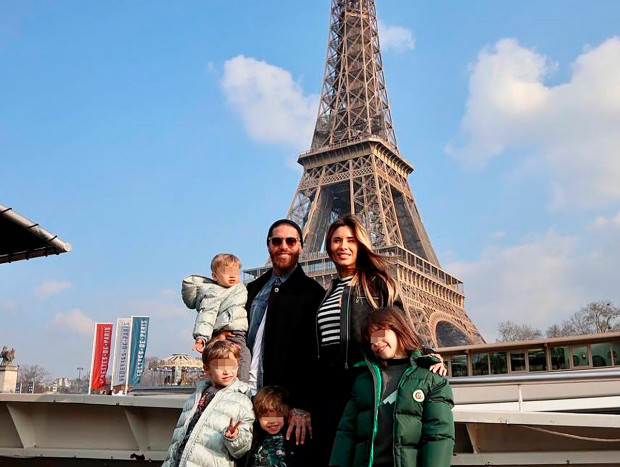 Pilar Rubio, su marido y sus hijos en París, su nuevo hogar.