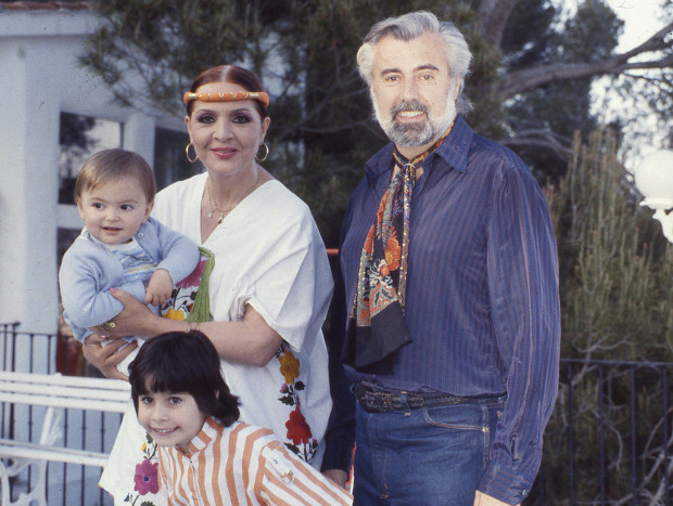 Zeus con sus padres y su hermana, Thais.