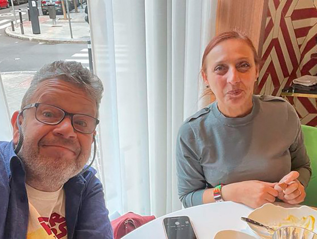 El cocinero, con su pareja, Inma Núñez, con quien piensa casarse pronto.