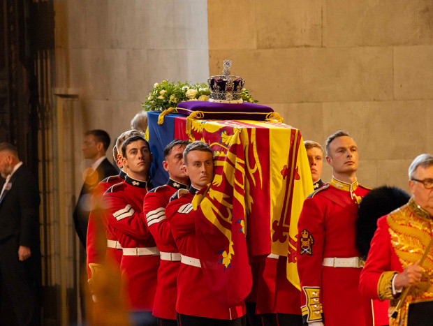 Al menos 500 militares participaron la procesión que llevó el féretro real desde Buckingham hasta Westminster Hall y ocho de ellos cargaron el ataúd de roble y plomo para colocarlo en un catafalco.