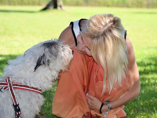 Eugenia Martínez con su nuevo perro