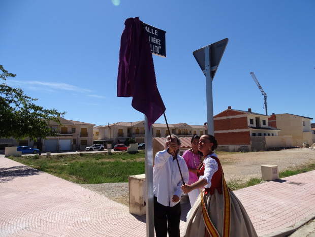 Joselito, inaugurando la calle con su nombre. Foto: Ayuntamiento de Utiel