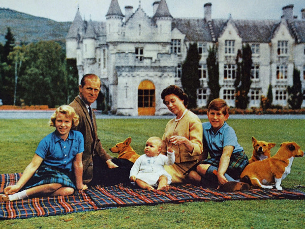 Carlos III con su madre Isabel y su familia