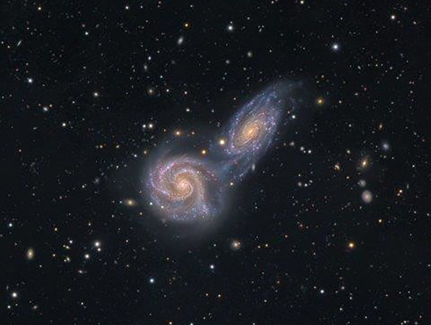 Imagen de una colisión cósmica. Las galaxias NGC 5426 y NGC 5427 están destinadas a interactuar durante, por lo menos, los próximos 10 millones de años.