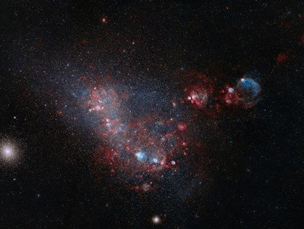 Imagen del Puente de Magallanes, una corriente de hidrógeno neutro que une las dos Nubes de Magallanes con algunas de las estrellas de su interior.