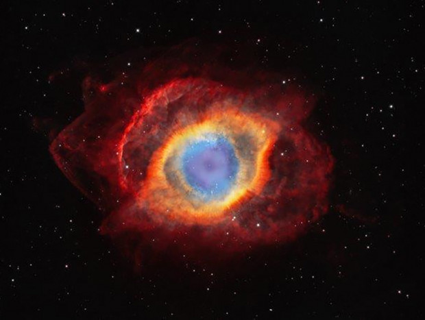 El ojo de dios. En la categoría de estrellas y nebulosas ha vencido esta foto de la también llamada nebulosa Hélice y en la que se revelan los colores de su núcleo.